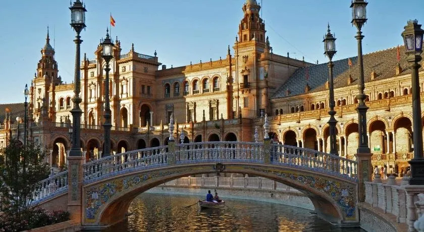 Elegant Sierpes Sevilla - Image 1