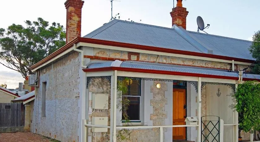 Art on Attfield - cute heritage 1 bedroom stone cottage - Image 1