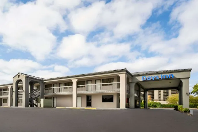 Days Inn by Wyndham Anderson - Image 1