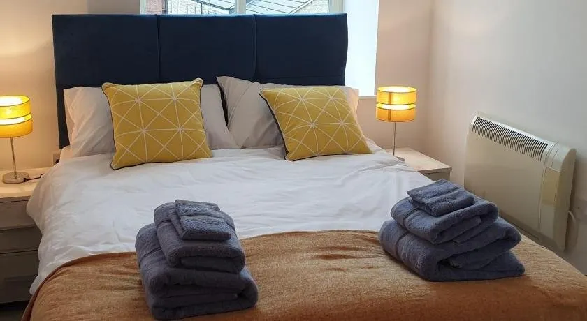 30 Percent Off Executive Apartment in Dewsbury Sleeps 6 - Image 1