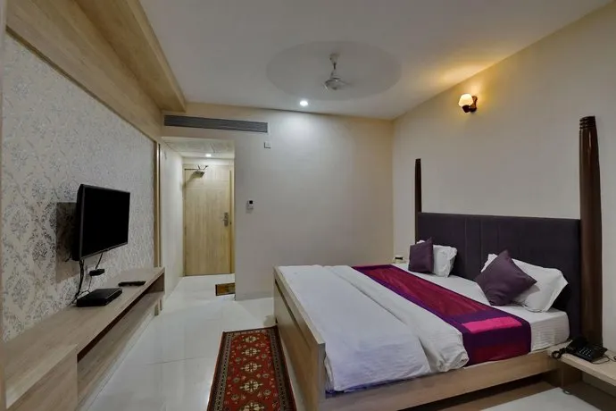Hotel Signetic Blue Bhopal - Image 1