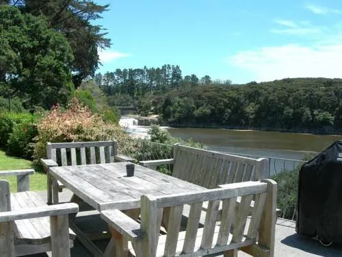 Falls Motel & Waterfront Campground - Image 1