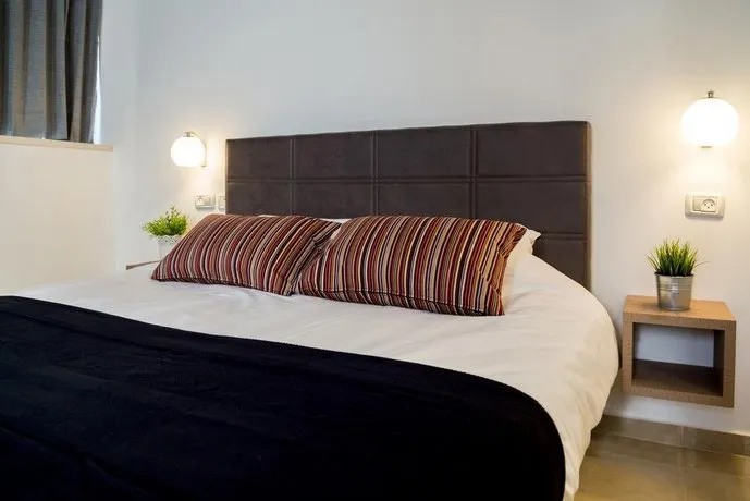 Johnny Hotel - Image 1