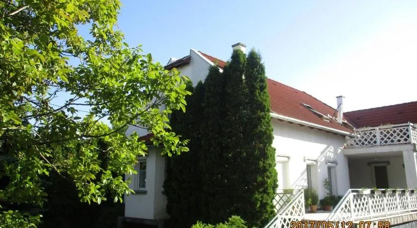 Boglárka Apartmanház - Image 1