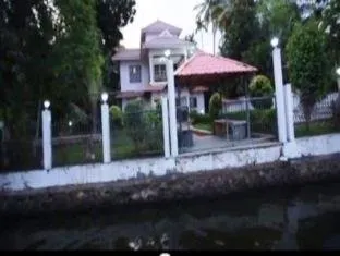 Silver Sands Lakeview Homestay Resort - Image 1