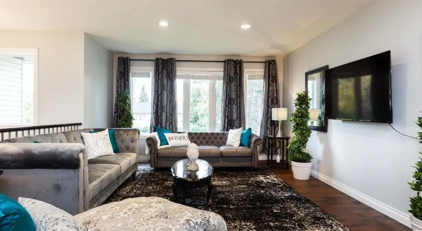 French Garden Escape! Garage Parking, Central Location, Complimentary Netflix, WiFi, Sleeps 8! - Image 1