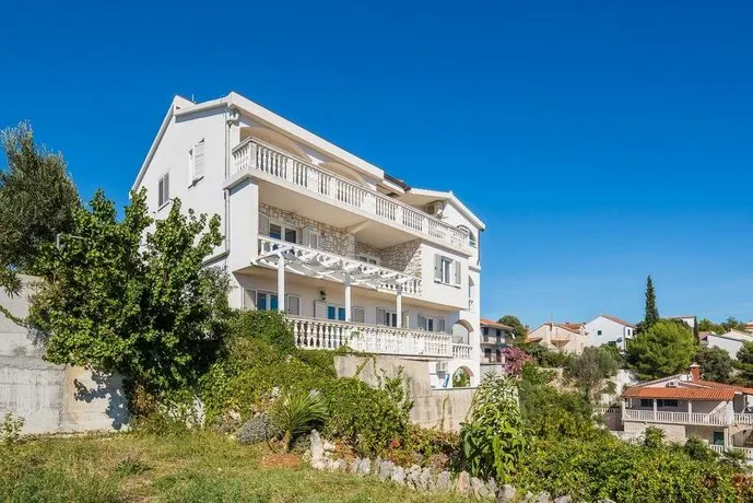 Apartments Jasmina Vinisce - Image 1