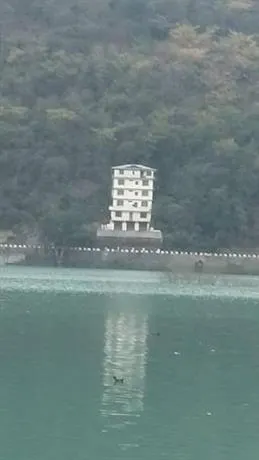 Hotel Lake View - Image 1