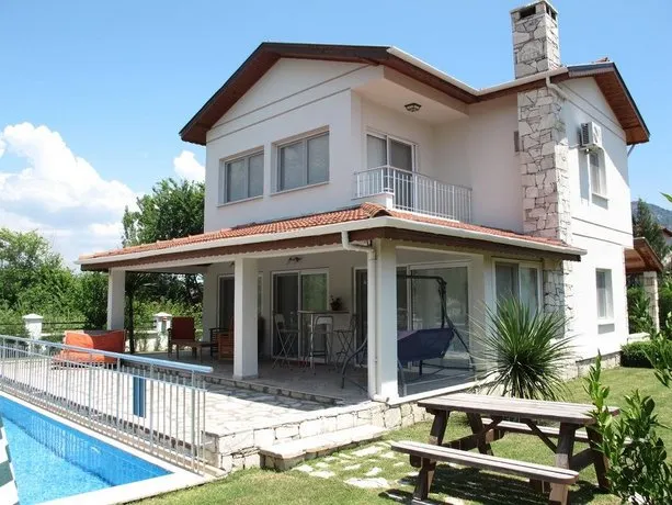Crescent Villa - Image 1