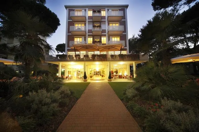 Hotel Plaza - Image 1
