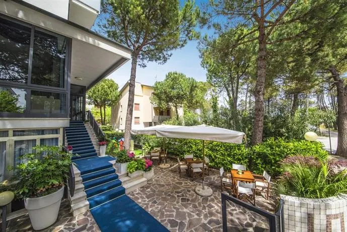 Renzo Hotel - Image 1