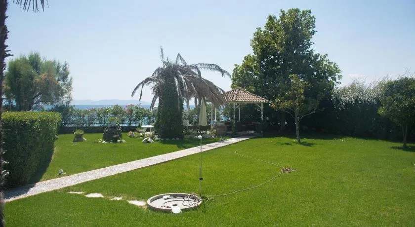 Romantic Seafront Studio - Dream Garden - Image 1