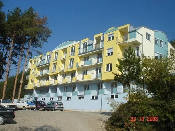 Bella Vista Apartments - Image 1