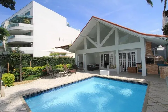 Ref House - Image 1