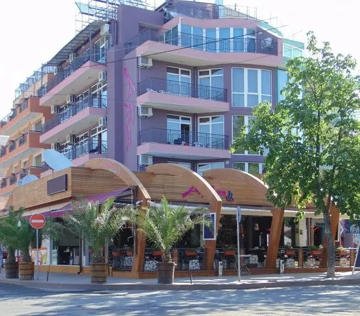 La Piazza Family Hotel - Image 1