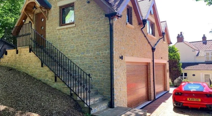 Luxurious private coach house - Image 1