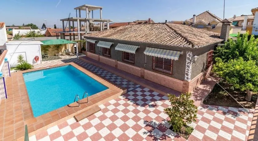 Chalet acogedor con piscina muy cerca de Granada - Image 1
