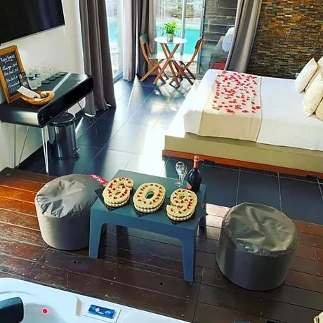 Suite 609 - Image 1