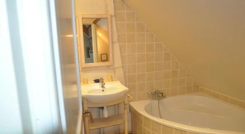 SNUG HOLIDAY HOME IN CHAMBOURG-SUR-INDRE WITH POOL - Image 1
