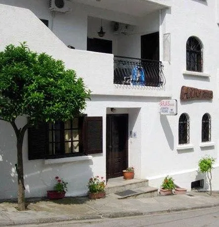Aria's House Studios & Apartments - Image 1
