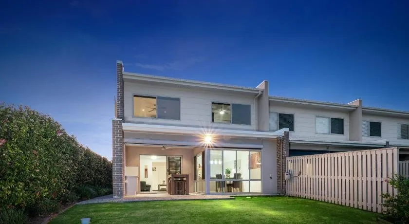 Fairway Village @ Windaroo Lakes Golf Club - Image 1