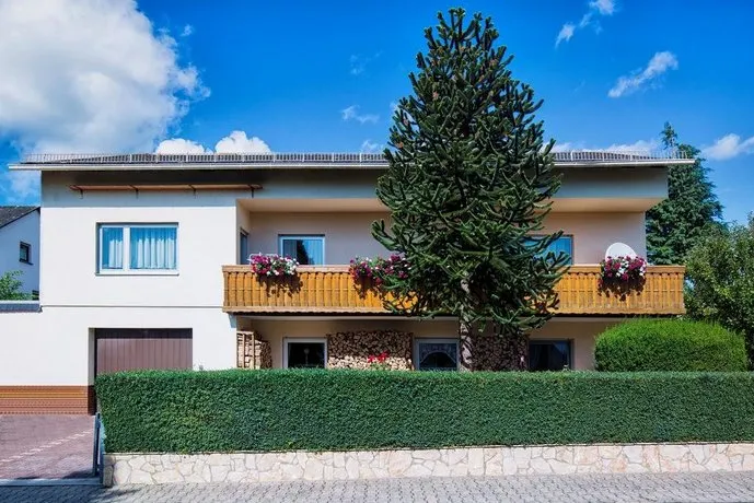 4 Sterne Ferienhaus Steinmetz mit zwei buchbaren 4 Sterne Wohnungen bei Limburg - Image 1
