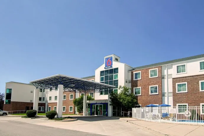 Motel 6 Denver East - Aurora - Image 1