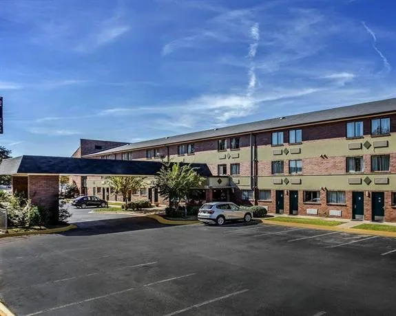 QUALITY INN & SUITES COLUMBIA - Image 1