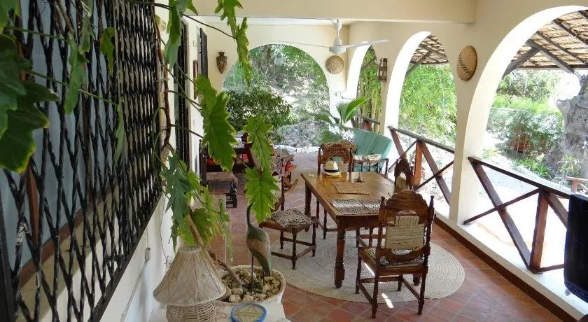 Tropical Garden House - Image 1