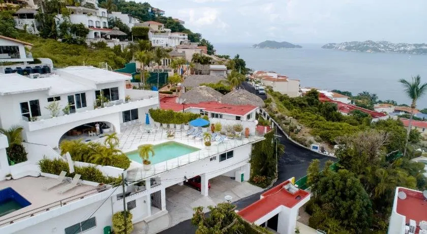 7BR EXCLUSIVA casa en Las Brisas con ALBERCA - Image 1