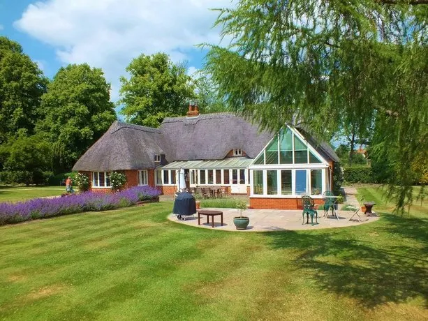 Riverside Cottage Barton Stacey - Image 1