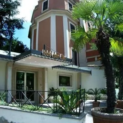 Hangzhou Queen Park Hotel - Image 1