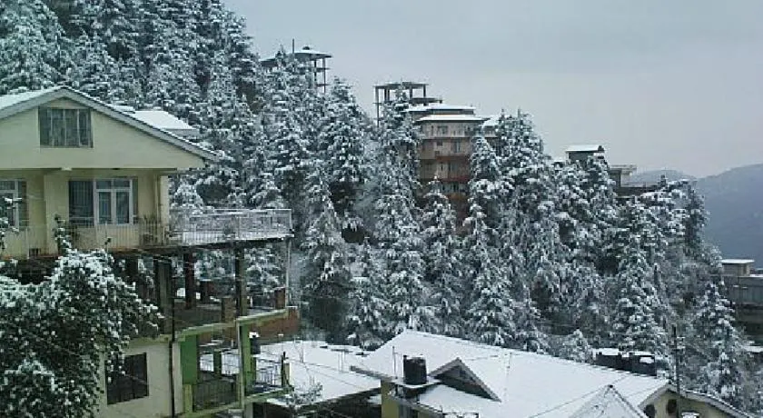 The Royale Oaks Hotel - Image 1
