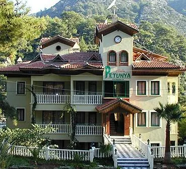 Club Petunya Apartments - Image 1