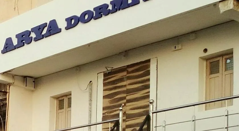 Arya Dormitory Hotel - Image 1