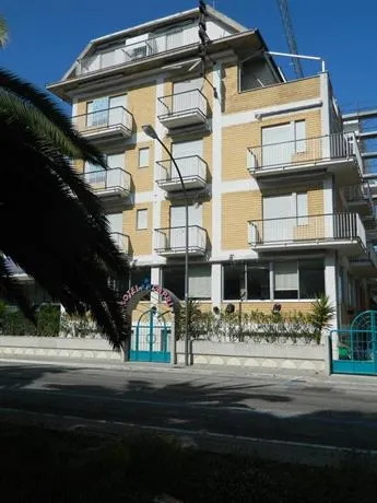 Hotel Capri - Image 1