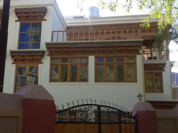 Zagoo Deluxe Guest House - Image 1