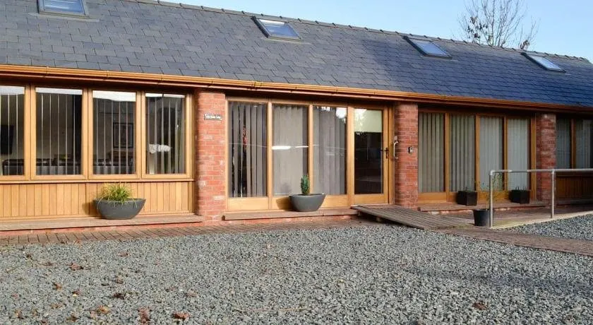 Little Hendre Lodge - Image 1