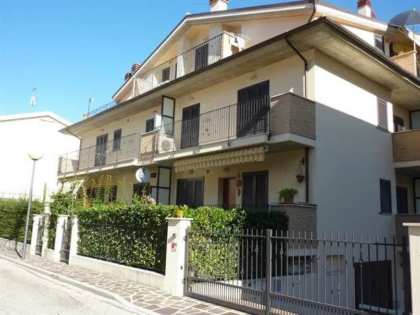 Ficus Pineto Vacanza - Image 1
