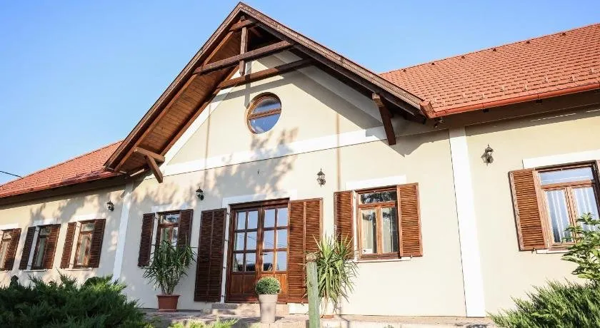 Szarvas apartman - Jakuzzis Vendégház Mány - Image 1