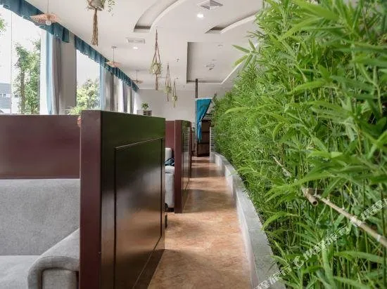 Yijia Xinyue Hotel - Image 1