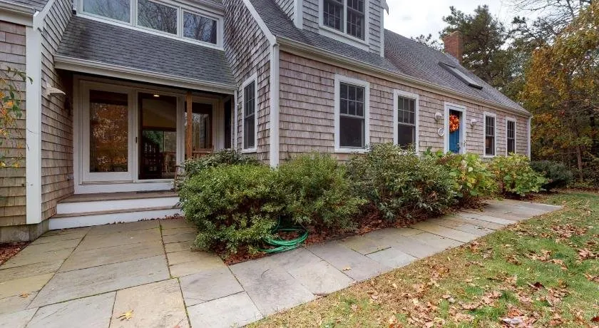 Quaint Home W/ Large Backyard Outdoor Shower & Private Grill Near Katama Bay - Image 1