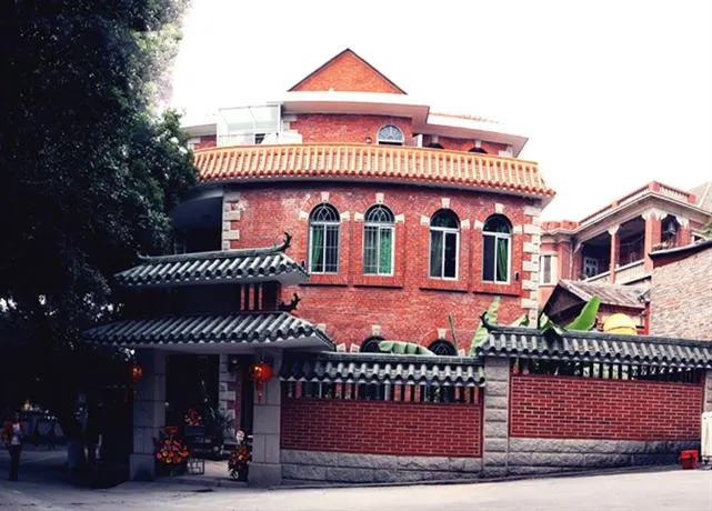 Remy's Garden Hotel - Image 1