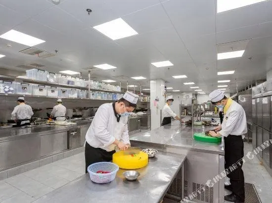 Jinling Lakeview Hotel - Image 1