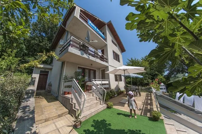 Sluncho Guest House - Image 1