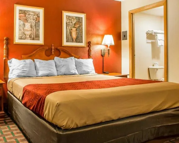 Econo Lodge - Image 1