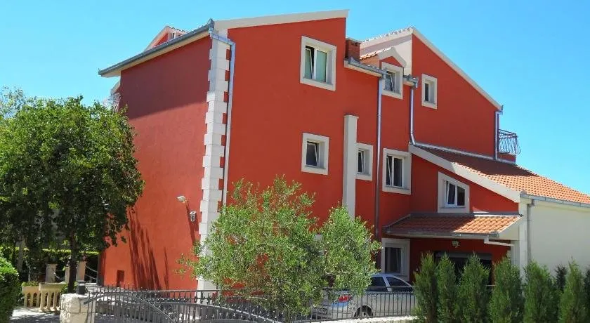 Red Sunset Apartments - Image 1