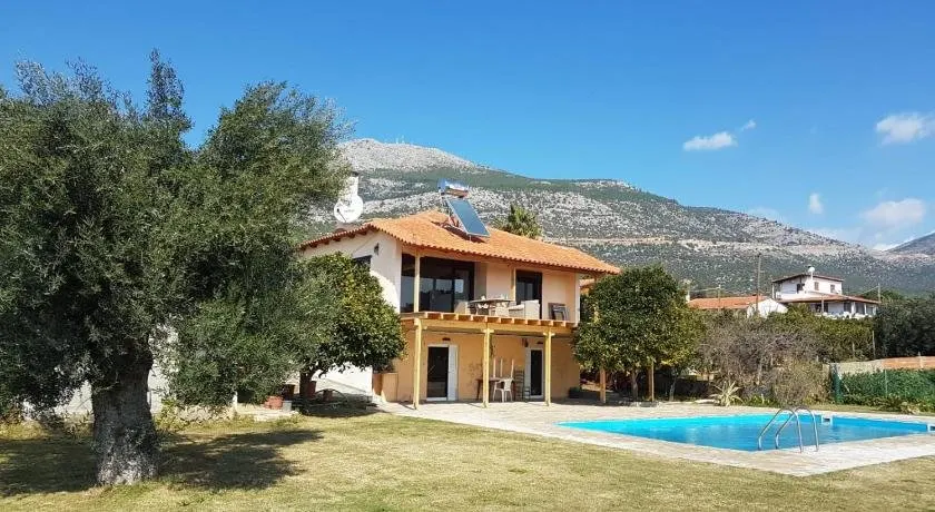 Willa wakacyjna z basenem w Eretria - Image 1