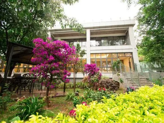 Shangju Lakeview Inn - Image 1