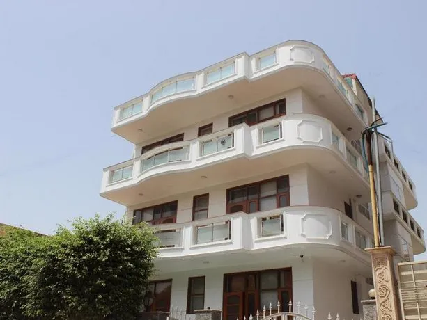 Oyo Rooms Huda City Center Market - Image 1